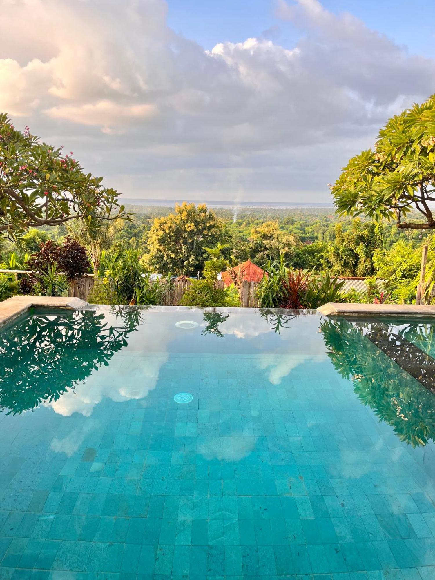 Menjangan Hill Hotel Banyuwedang Buitenkant foto