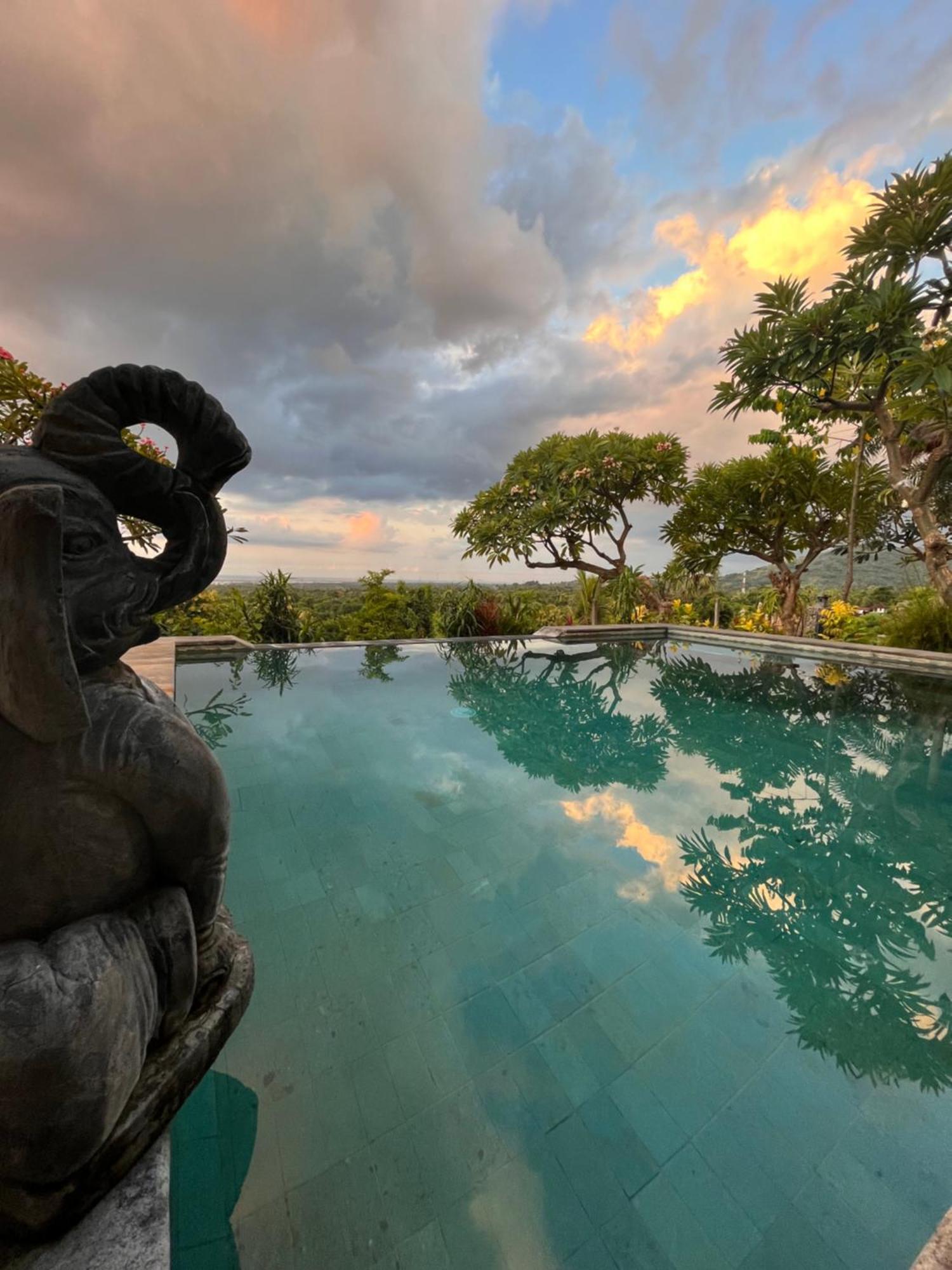 Menjangan Hill Hotel Banyuwedang Buitenkant foto