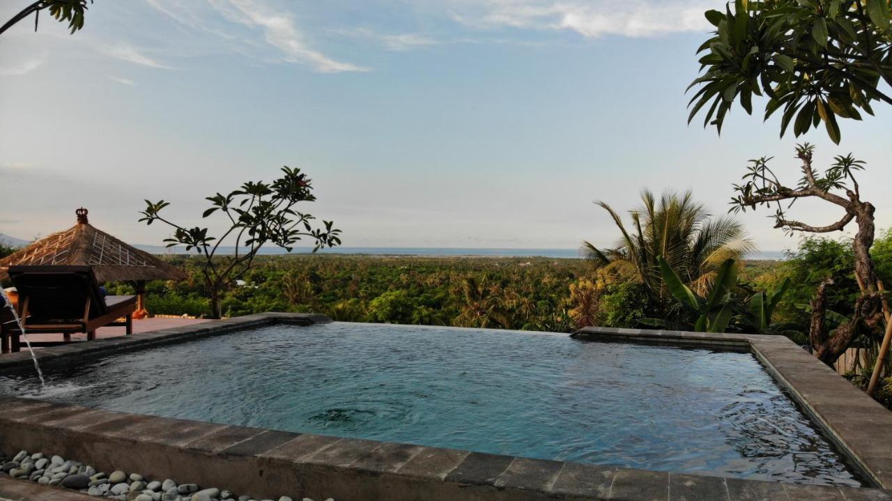 Menjangan Hill Hotel Banyuwedang Buitenkant foto